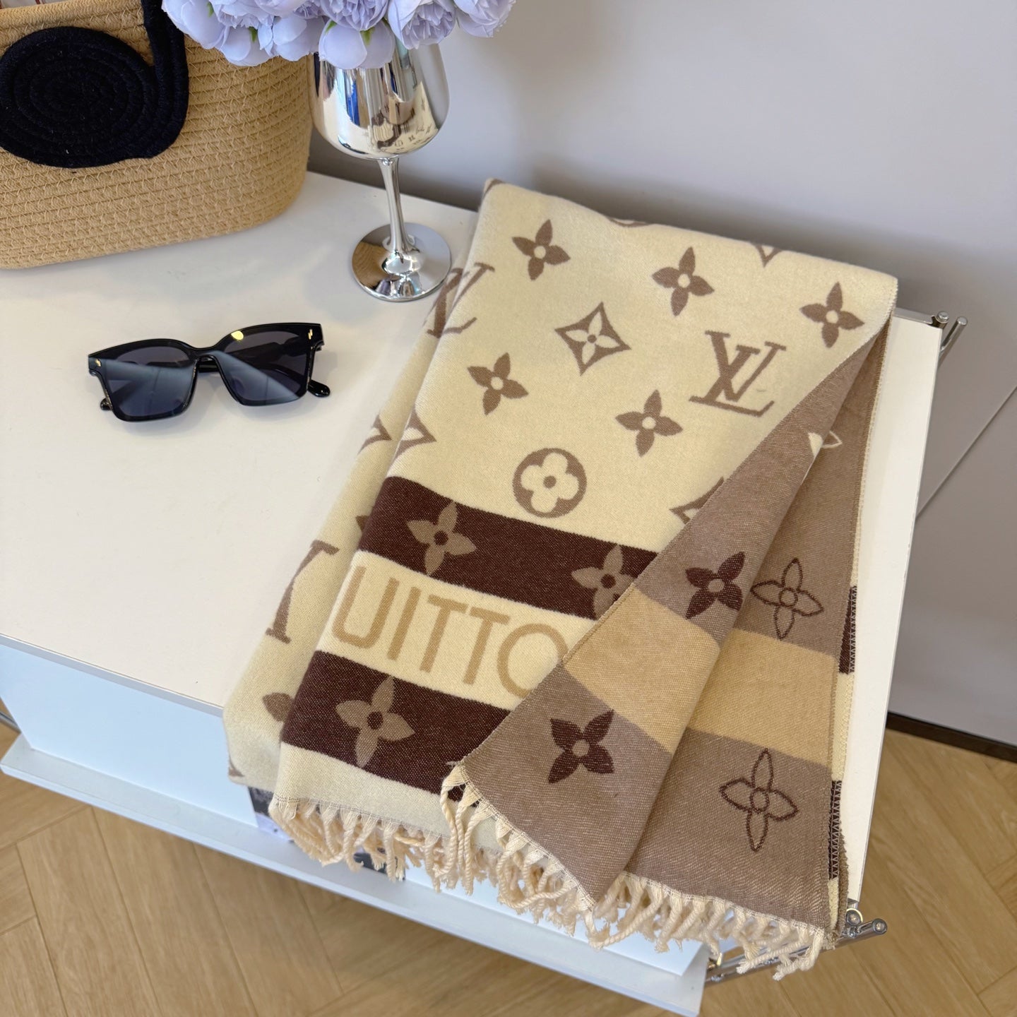 Fashionable Four-Leaf Clover Letter Scarf