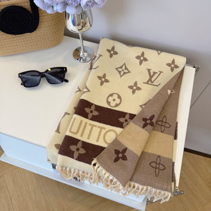 Fashionable Four-Leaf Clover Letter Scarf