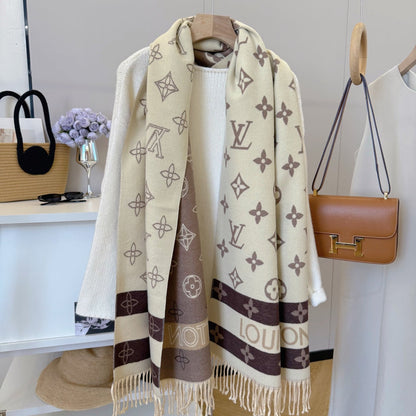 Fashionable Four-Leaf Clover Letter Scarf