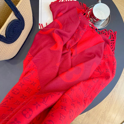 Fashionable Four-Leaf Clover Letter Scarf