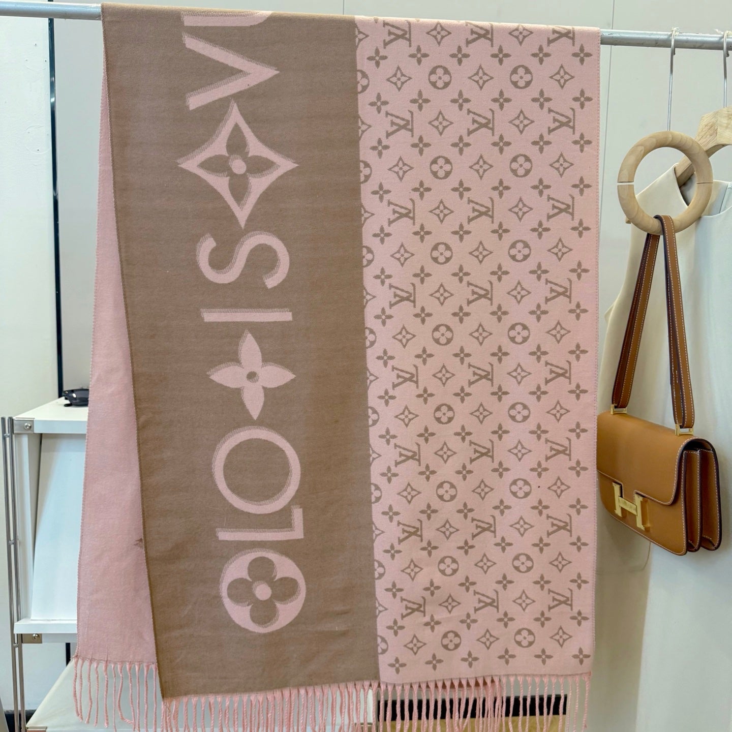 Fashionable Four-Leaf Clover Letter Scarf