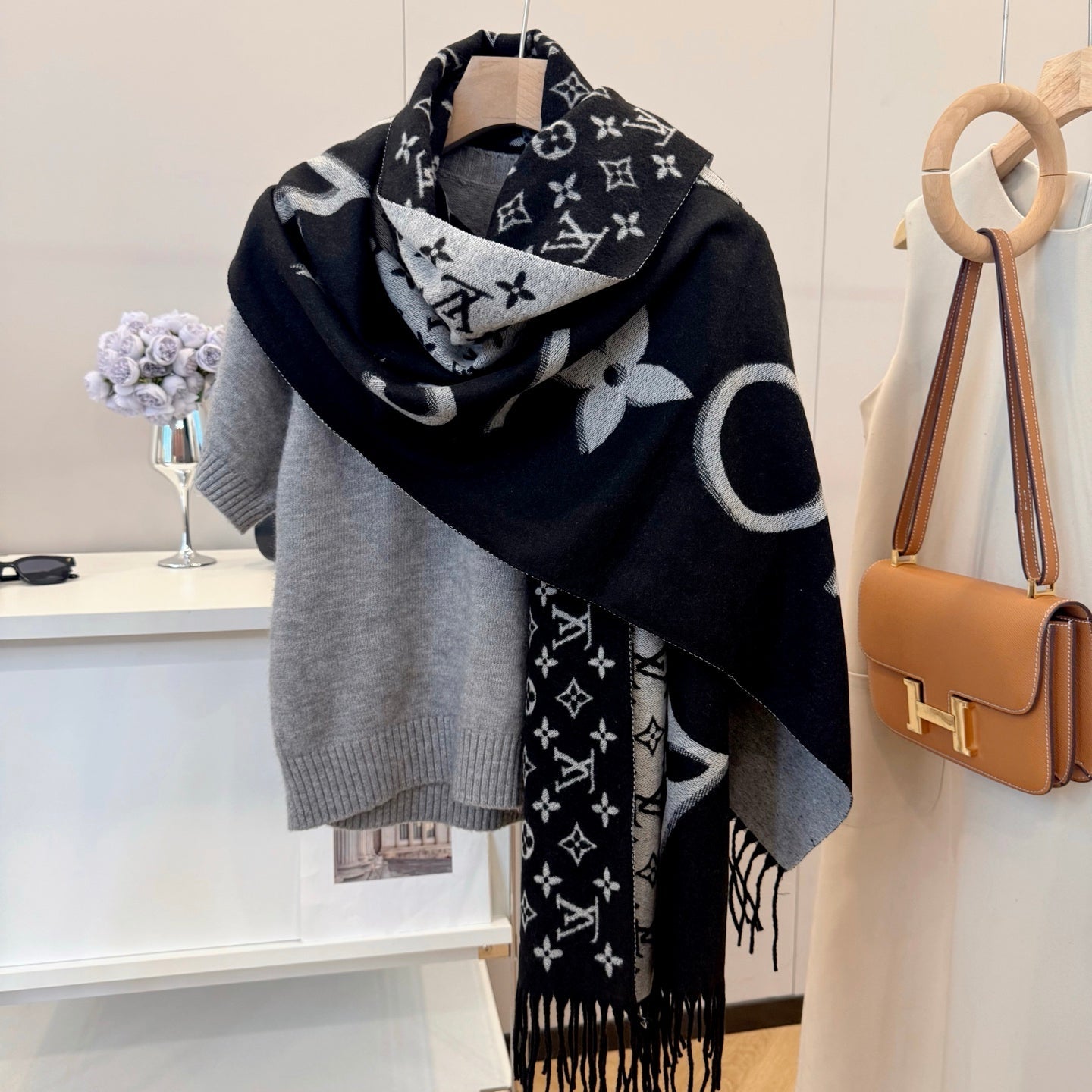 Fashionable Four-Leaf Clover Letter Scarf