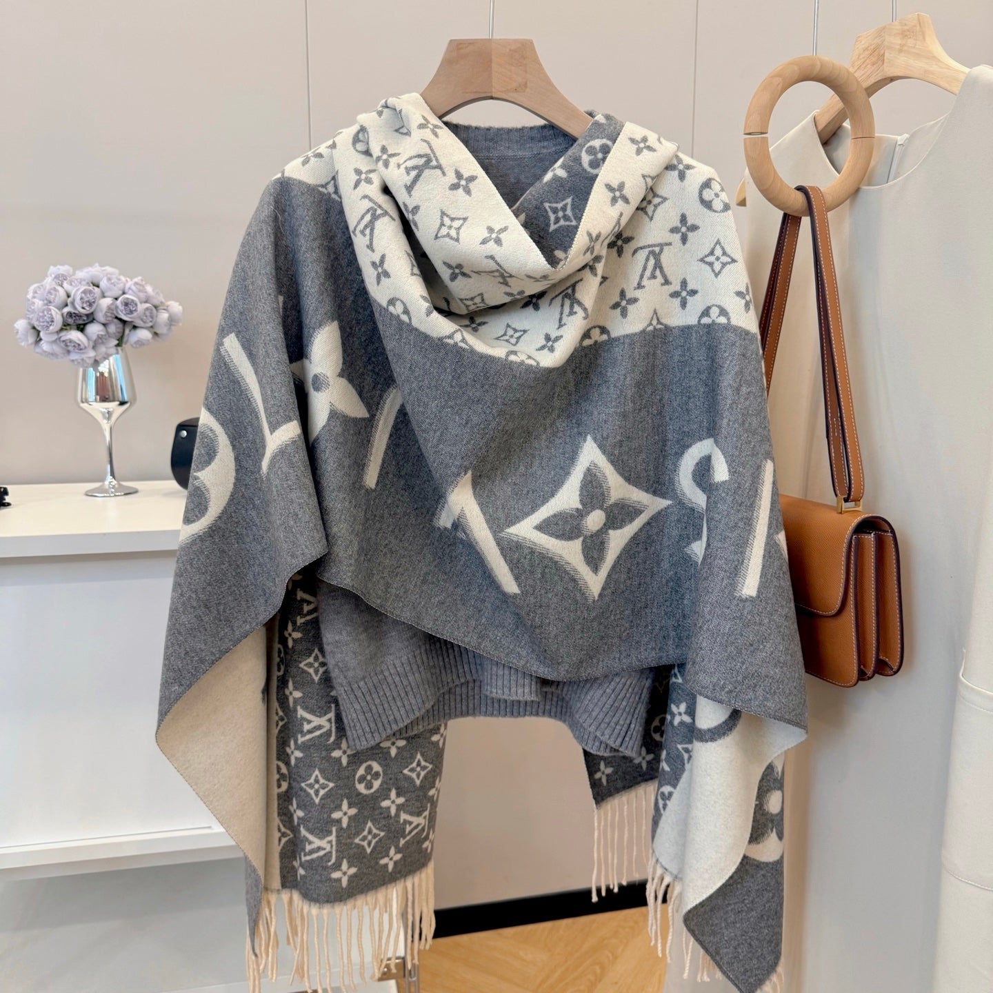 Fashionable Four-Leaf Clover Letter Scarf