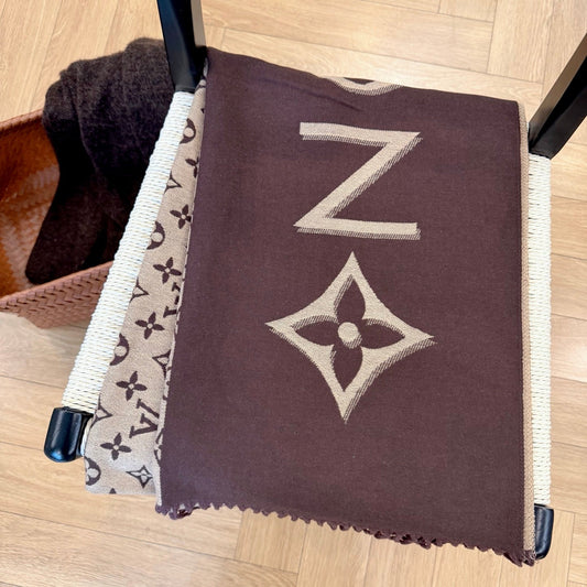 Fashionable Four-Leaf Clover Letter Scarf