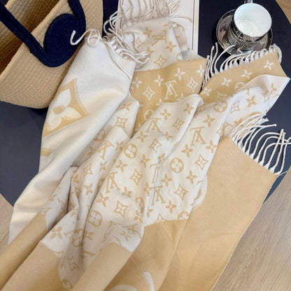 Fashionable Four-Leaf Clover Letter Scarf