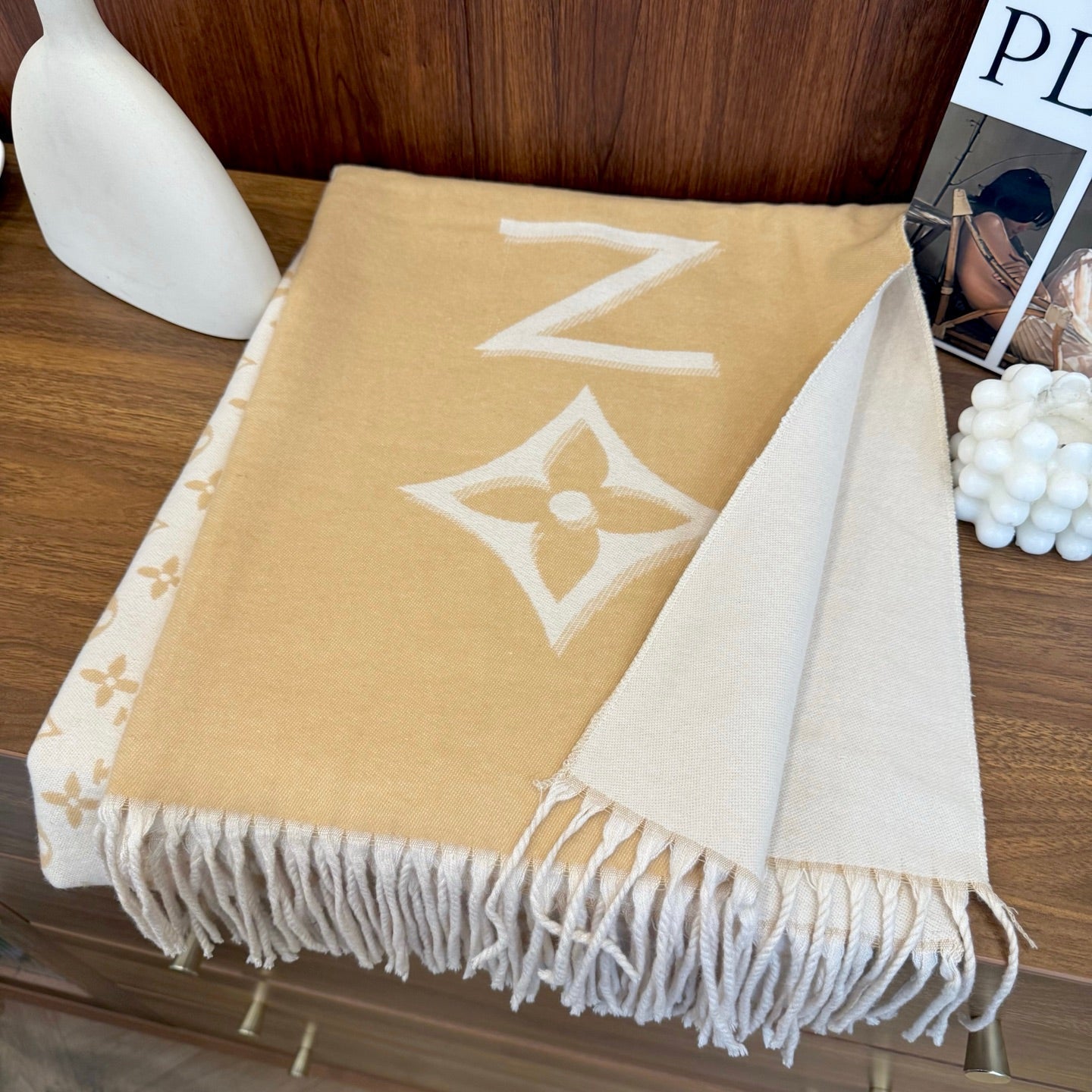 Fashionable Four-Leaf Clover Letter Scarf