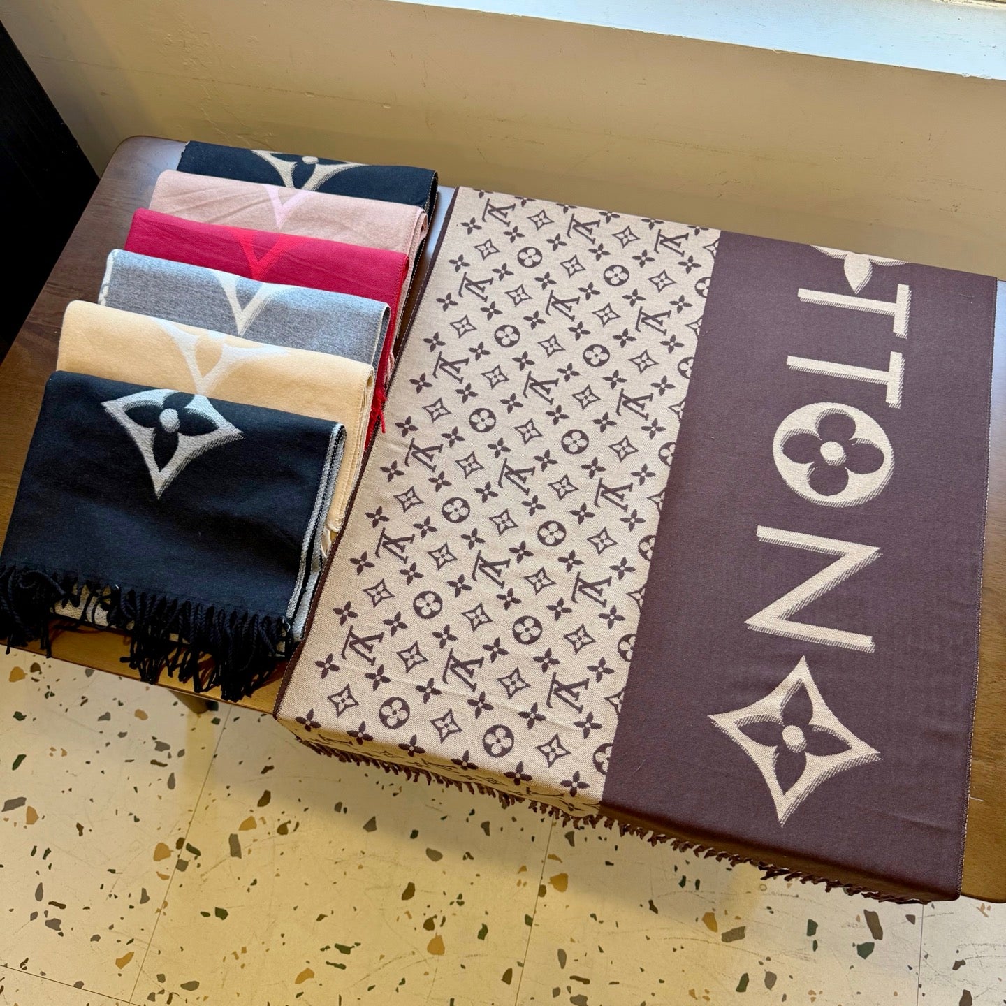 Fashionable Four-Leaf Clover Letter Scarf