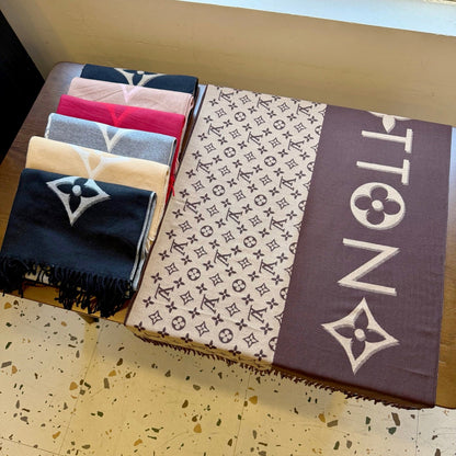 Fashionable Four-Leaf Clover Letter Scarf