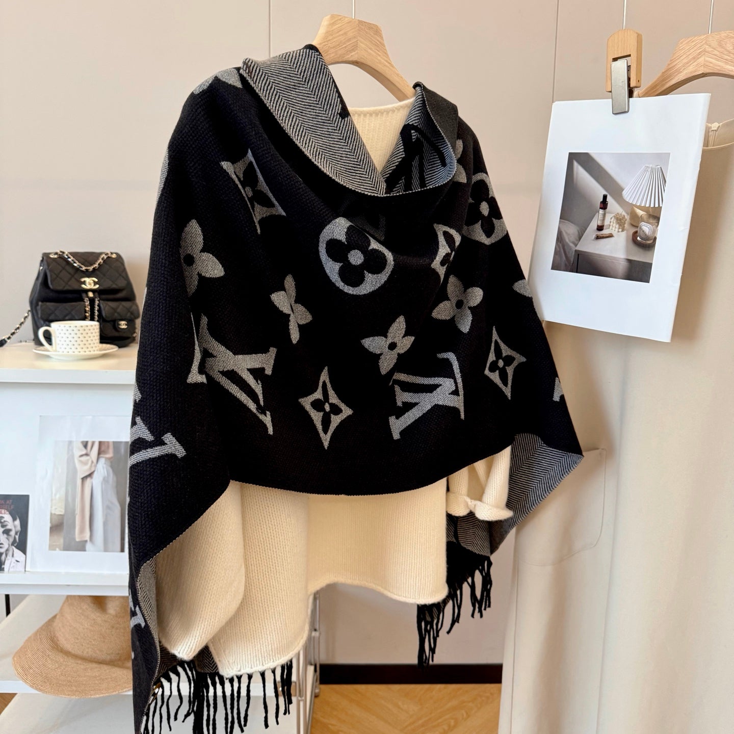 Fashionable Four-Leaf Clover Letter Scarf