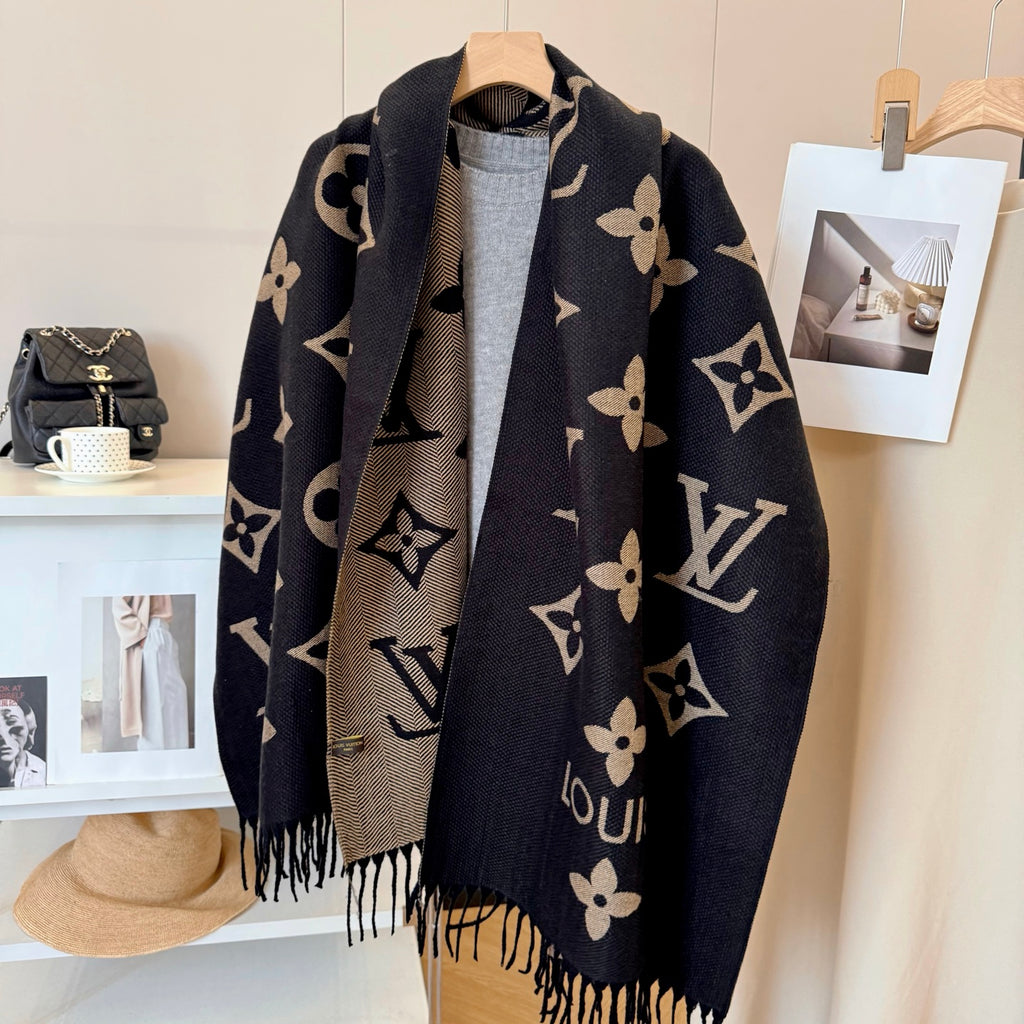 Fashionable Four-Leaf Clover Letter Scarf