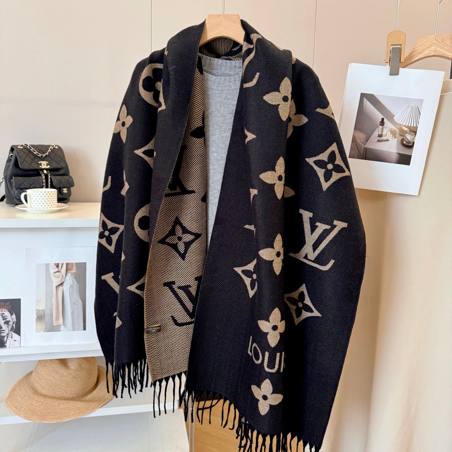 Fashionable Four-Leaf Clover Letter Scarf