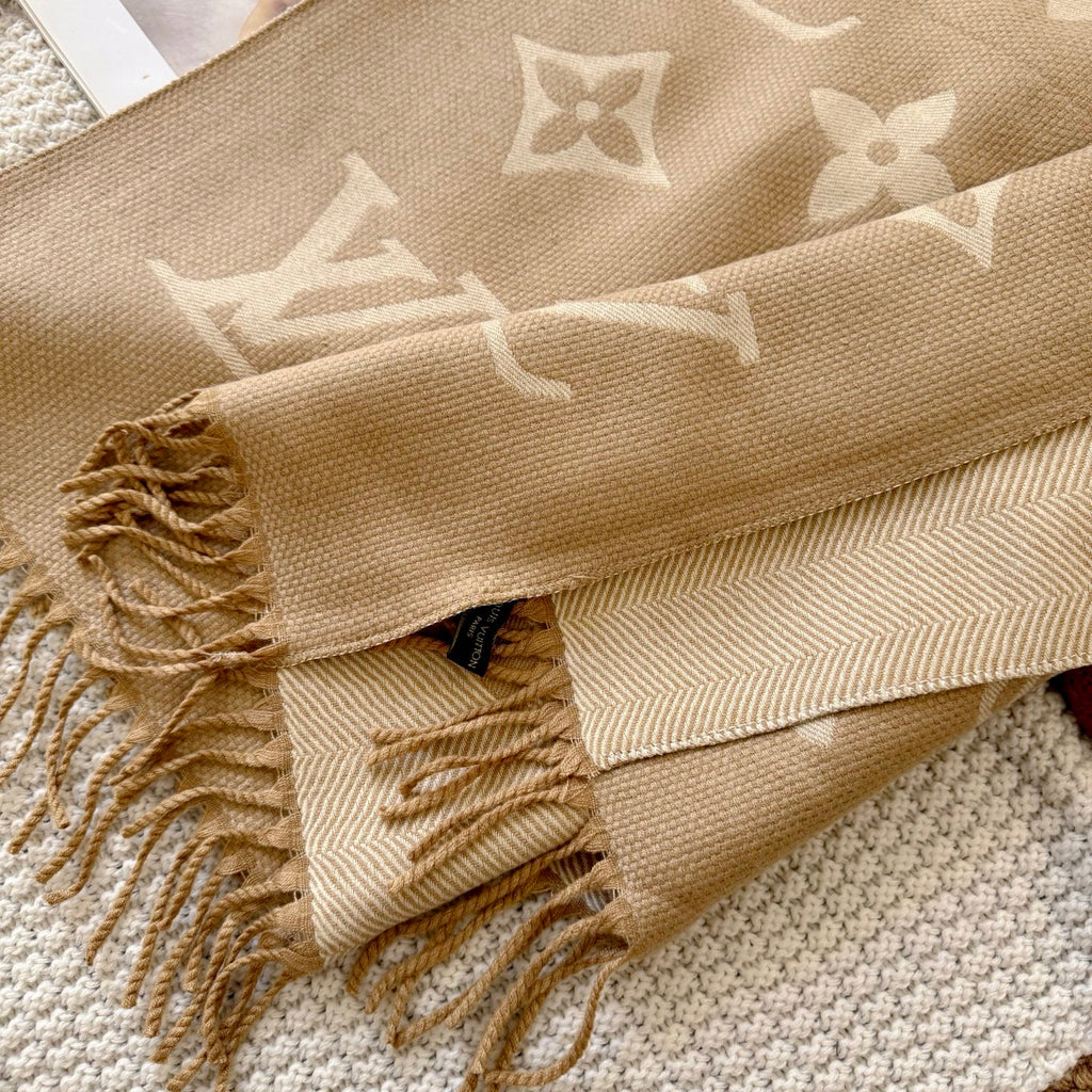 Fashionable Four-Leaf Clover Letter Scarf