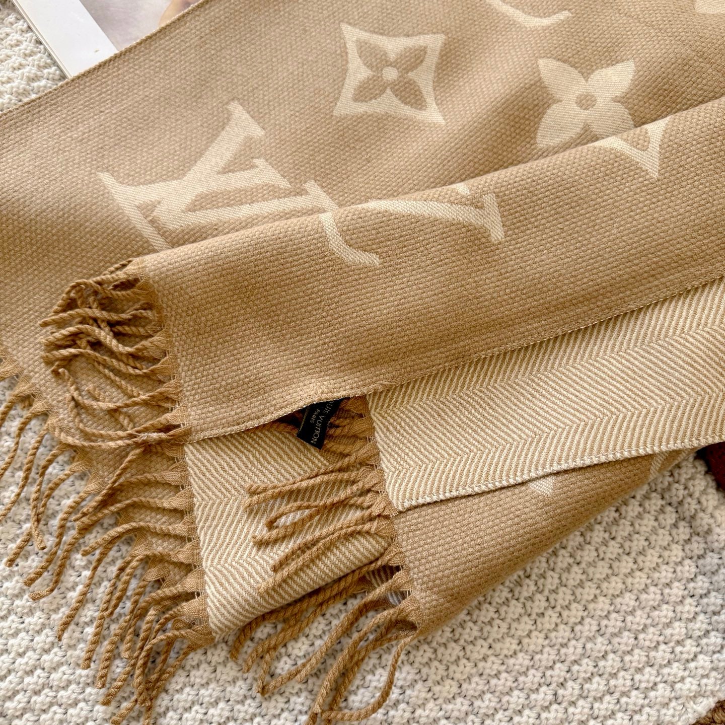 Fashionable Four-Leaf Clover Letter Scarf