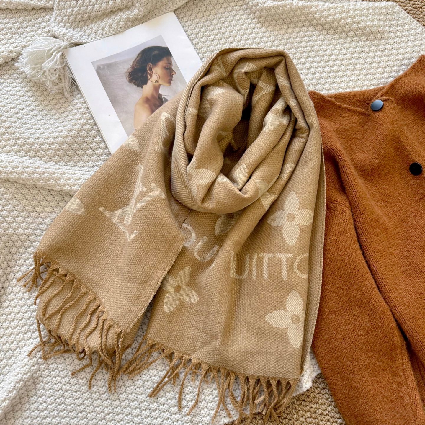 Fashionable Four-Leaf Clover Letter Scarf