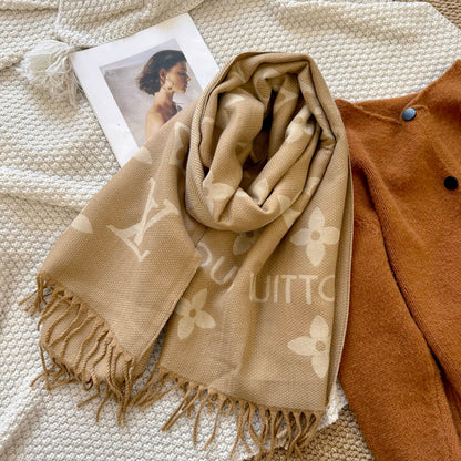 Fashionable Four-Leaf Clover Letter Scarf