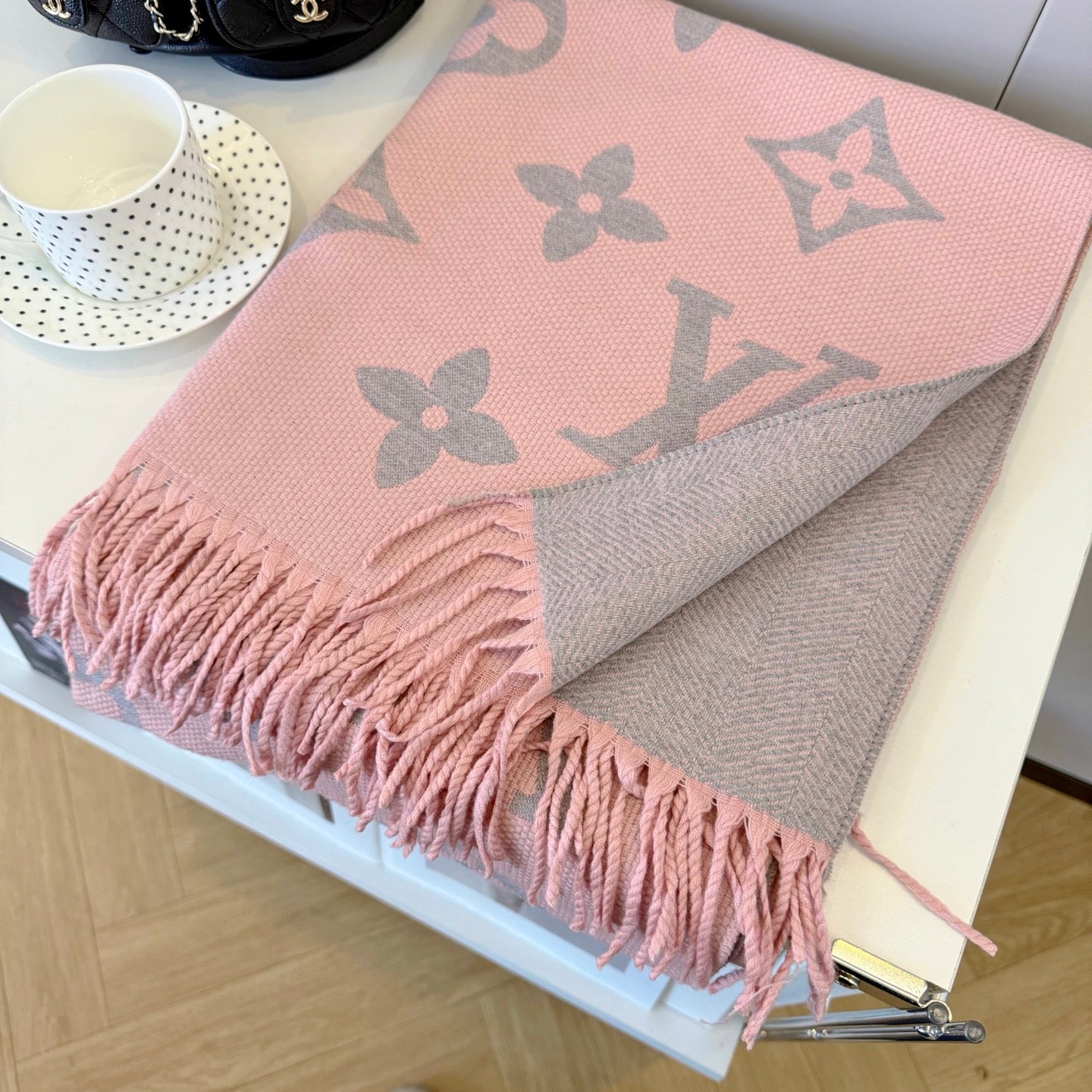 Fashionable Four-Leaf Clover Letter Scarf