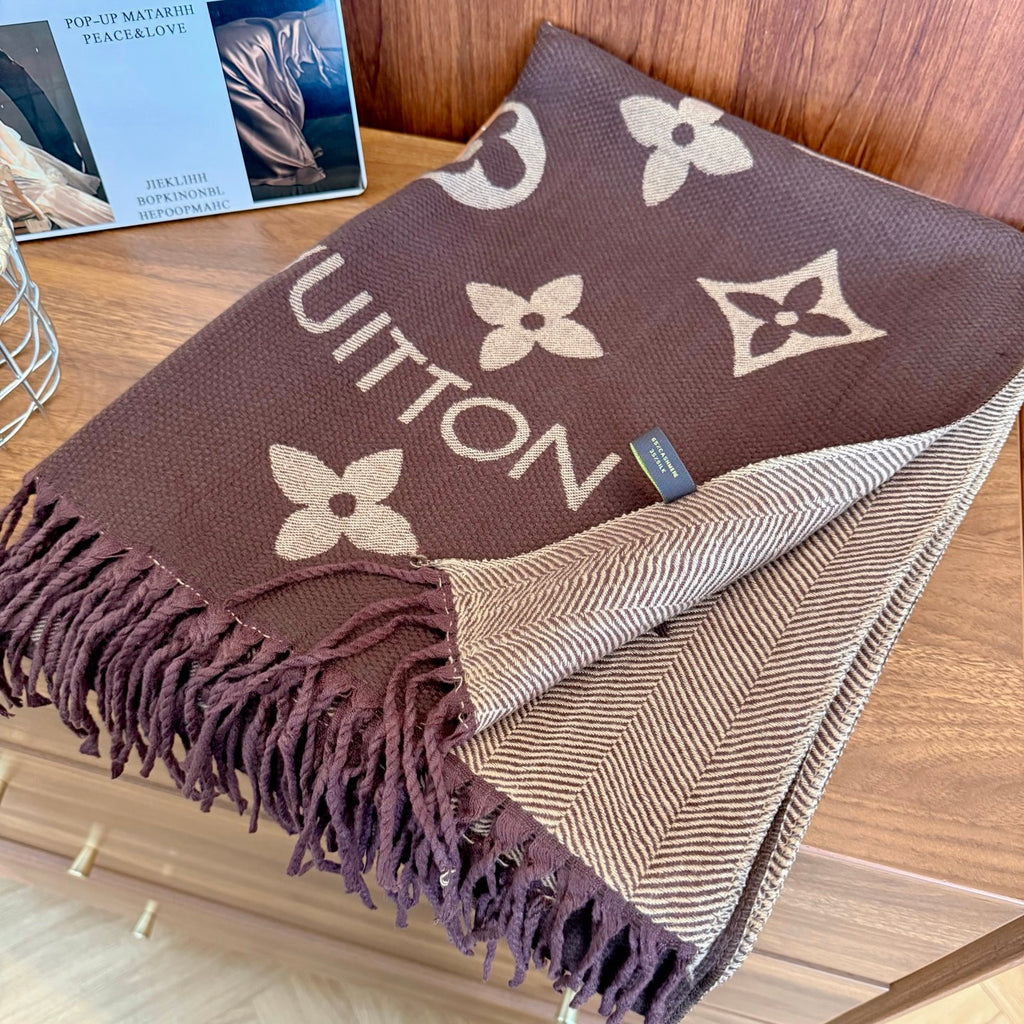 Fashionable Four-Leaf Clover Letter Scarf