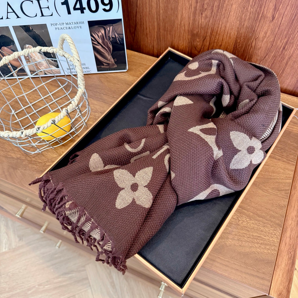 Fashionable Four-Leaf Clover Letter Scarf