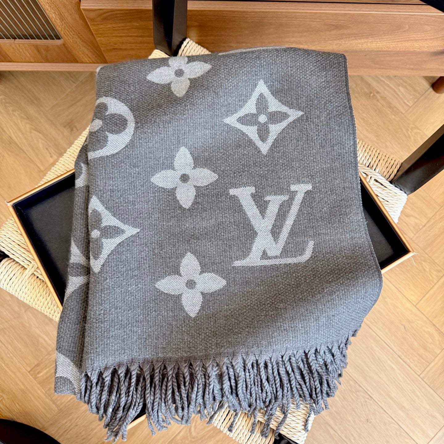 Fashionable Four-Leaf Clover Letter Scarf