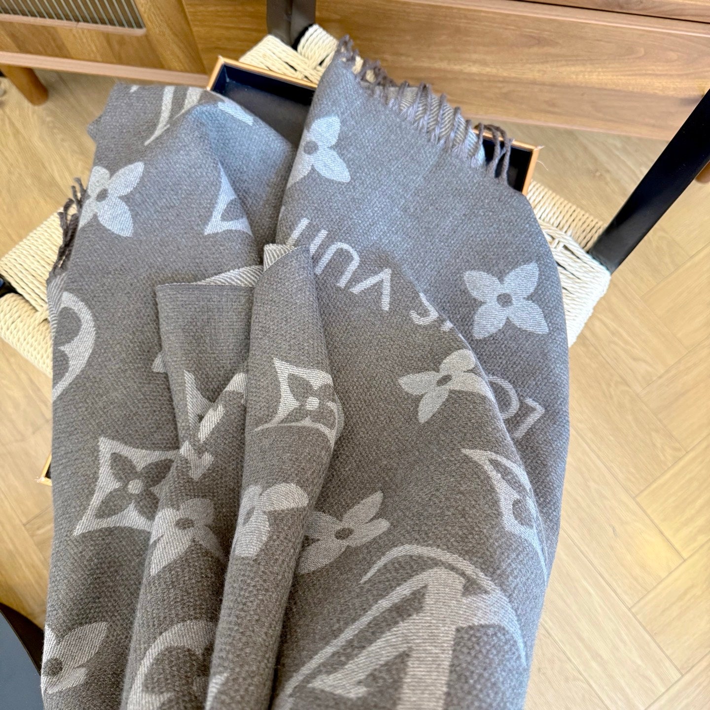 Fashionable Four-Leaf Clover Letter Scarf