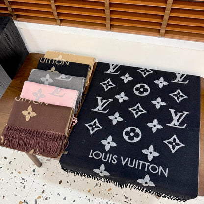 Fashionable Four-Leaf Clover Letter Scarf