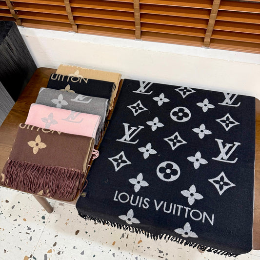 Fashionable Four-Leaf Clover Letter Scarf