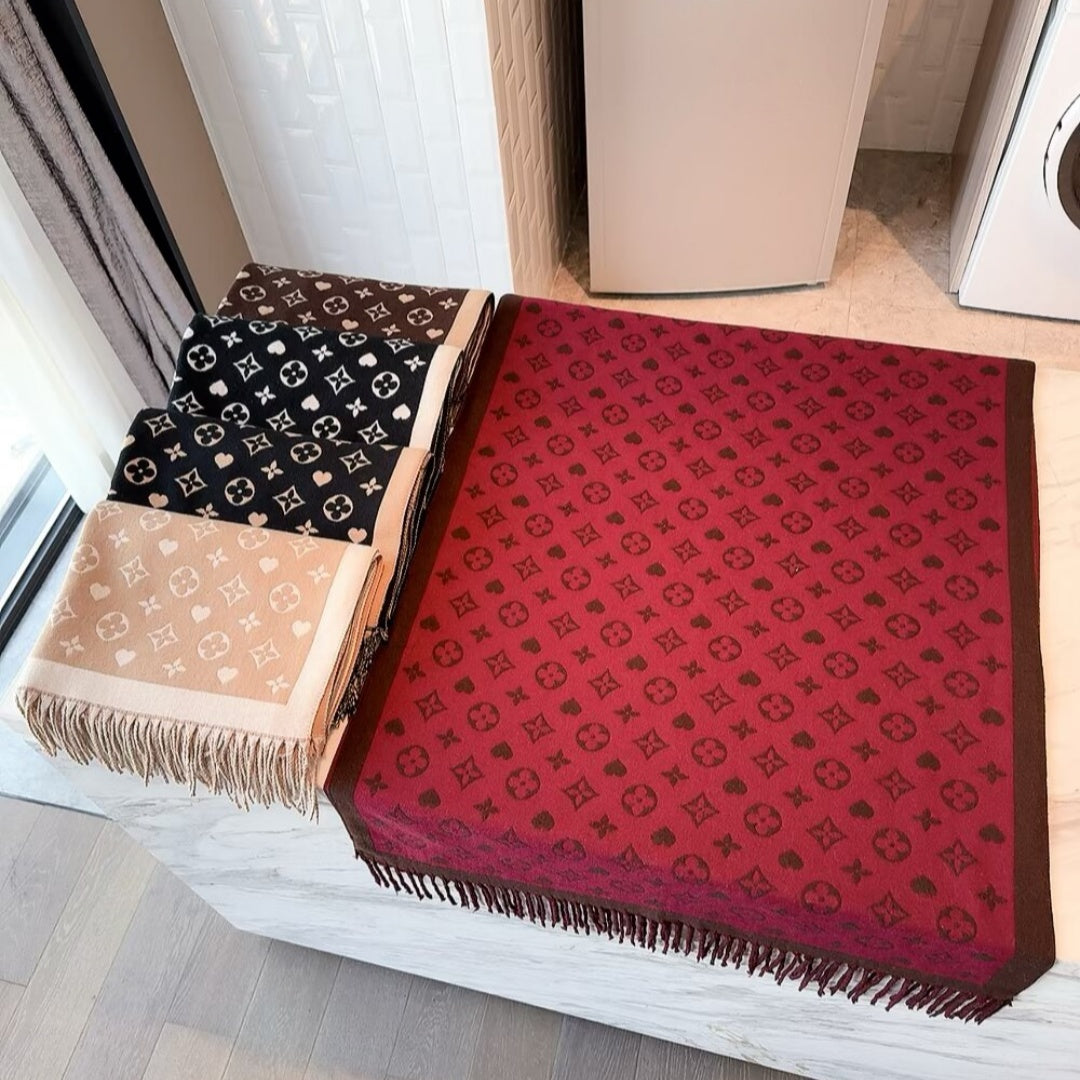 Fashionable Four-Leaf Clover Letter Scarf