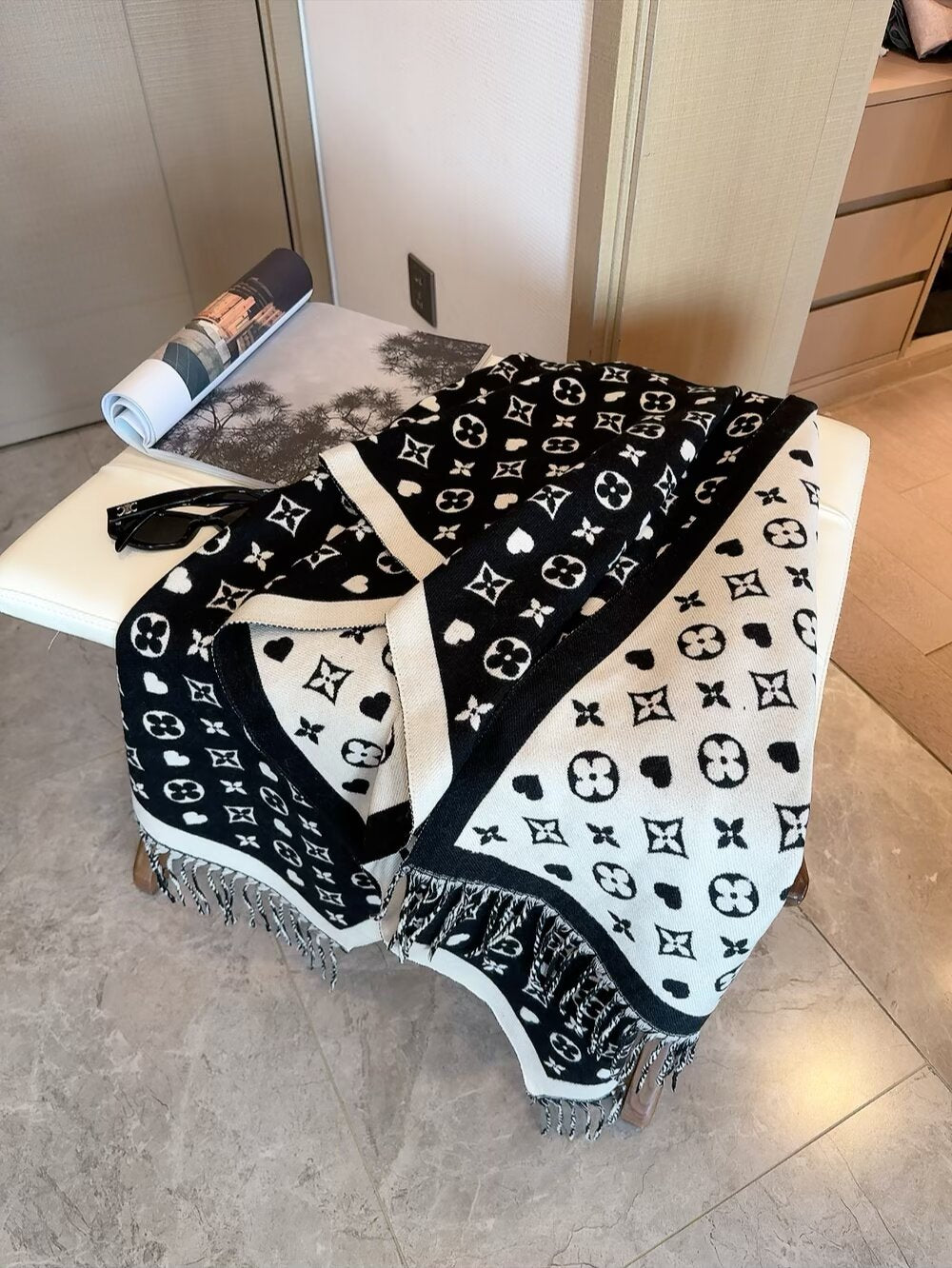 Fashionable Four-Leaf Clover Letter Scarf