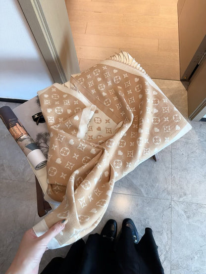 Fashionable Four-Leaf Clover Letter Scarf