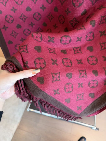 Fashionable Four-Leaf Clover Letter Scarf