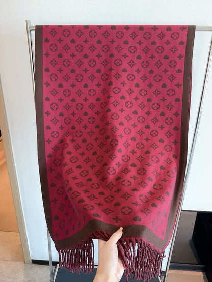 Fashionable Four-Leaf Clover Letter Scarf