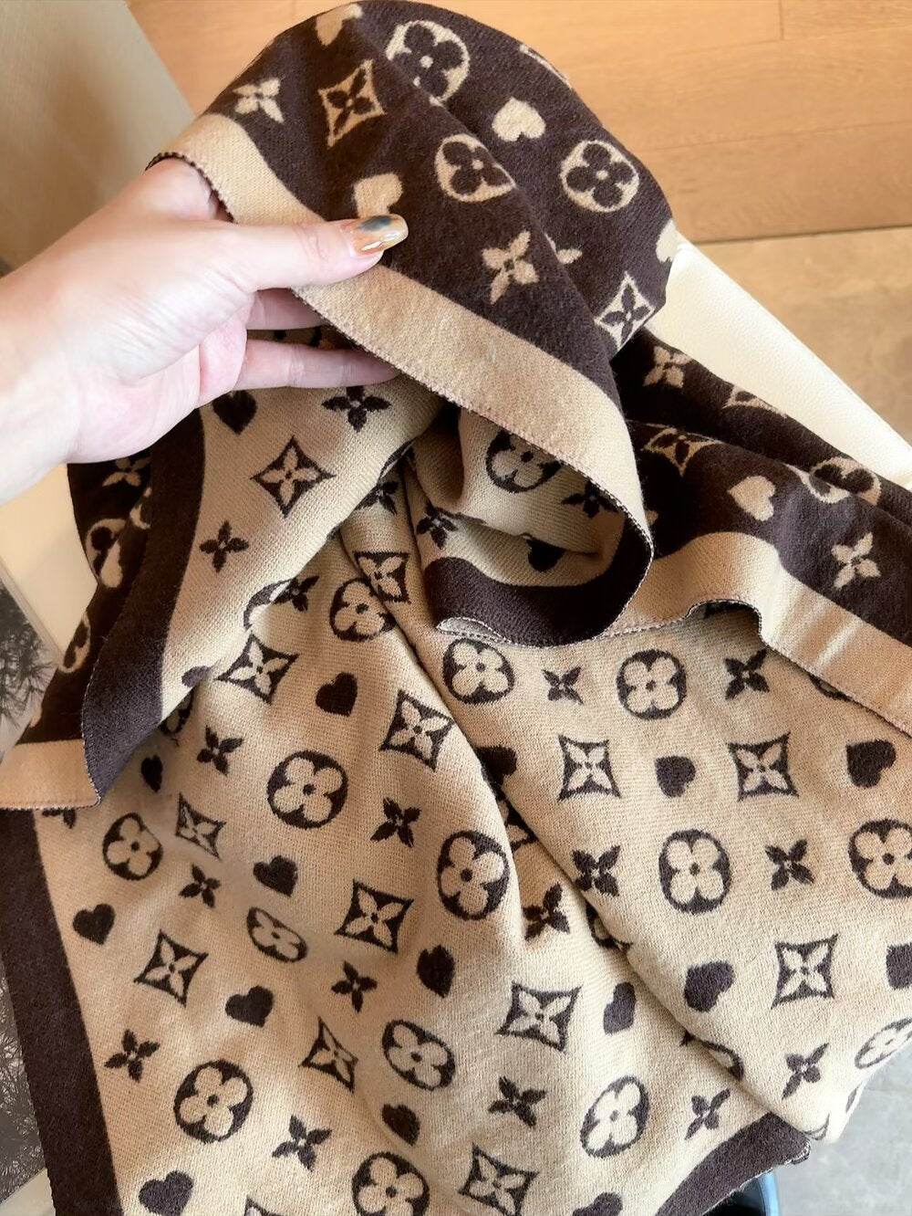 Fashionable Four-Leaf Clover Letter Scarf