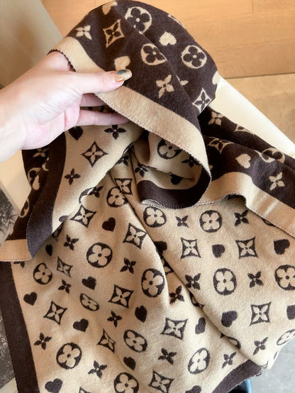 Fashionable Four-Leaf Clover Letter Scarf