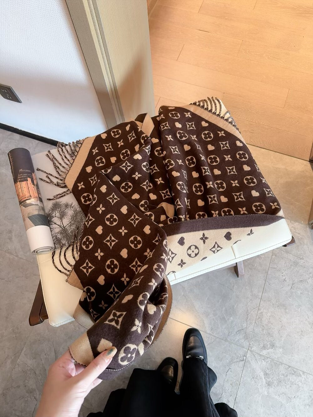 Fashionable Four-Leaf Clover Letter Scarf