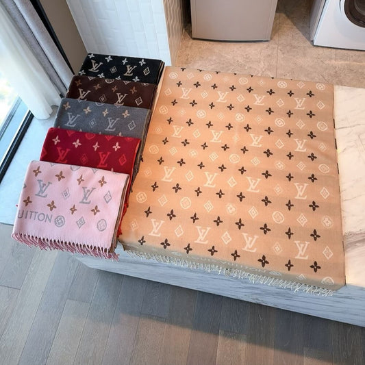 Fashionable Four-Leaf Clover Letter Scarf