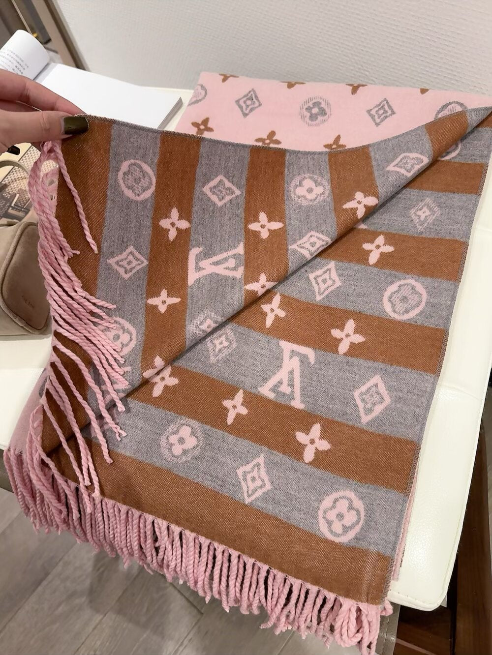 Fashionable Four-Leaf Clover Letter Scarf