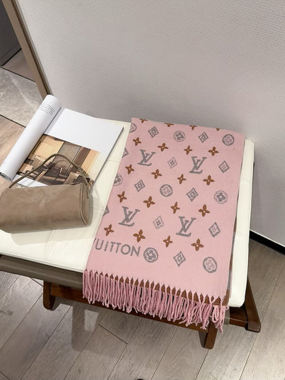 Fashionable Four-Leaf Clover Letter Scarf