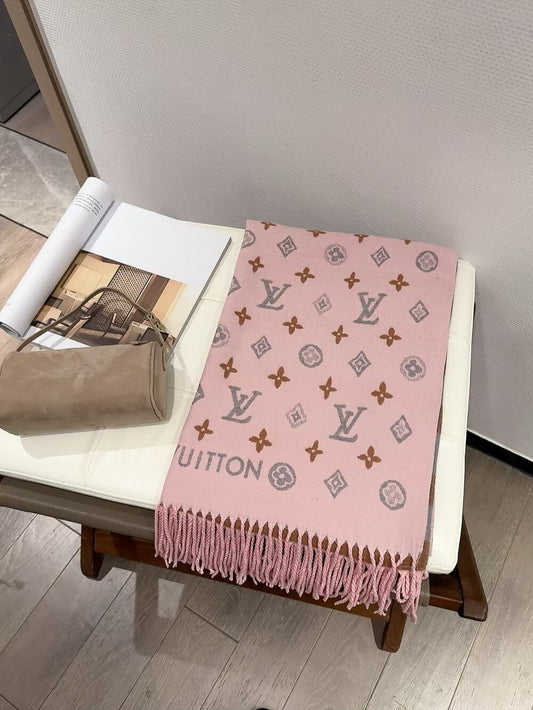 Fashionable Four-Leaf Clover Letter Scarf