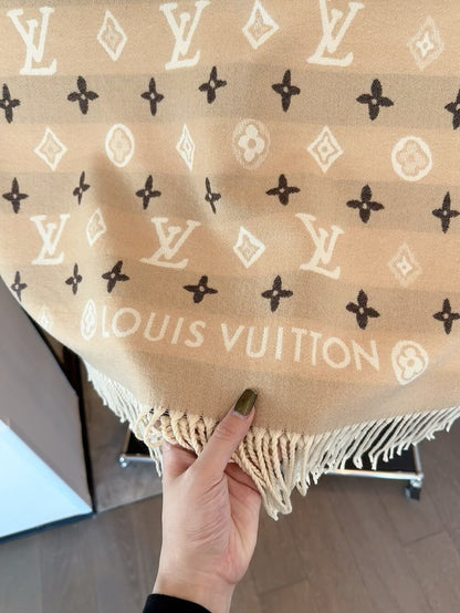 Fashionable Four-Leaf Clover Letter Scarf