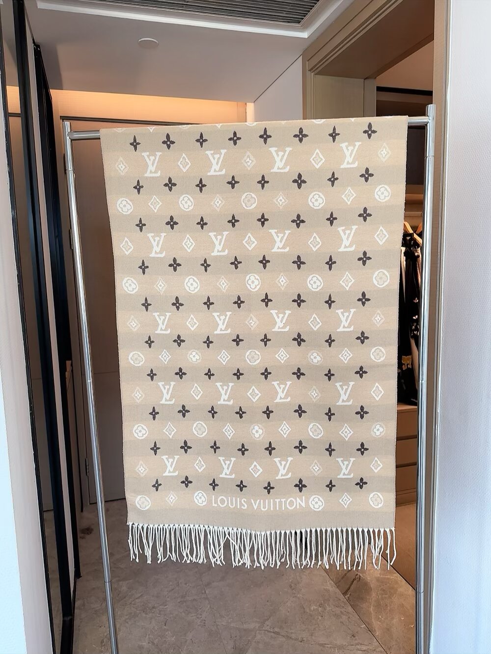 Fashionable Four-Leaf Clover Letter Scarf