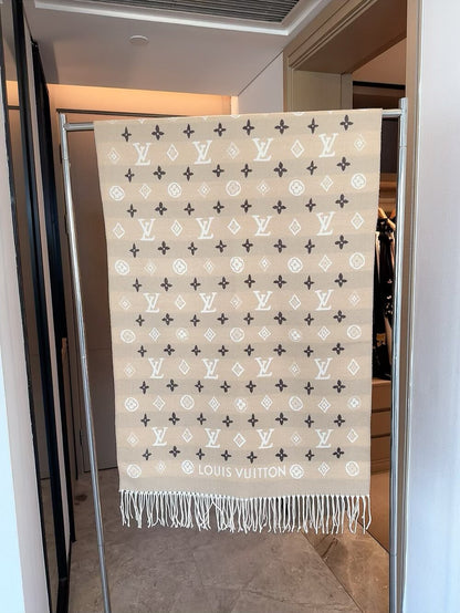 Fashionable Four-Leaf Clover Letter Scarf