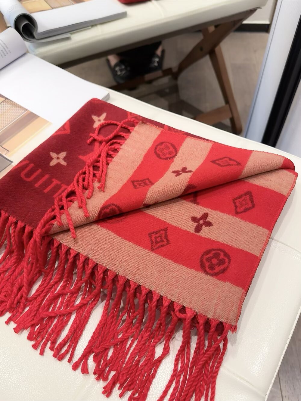 Fashionable Four-Leaf Clover Letter Scarf