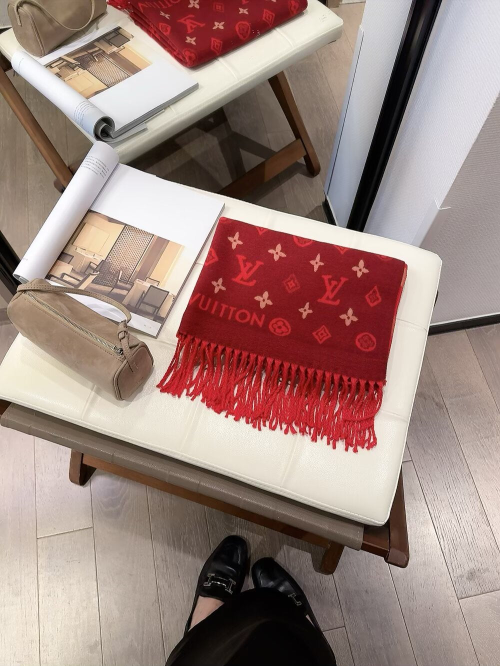 Fashionable Four-Leaf Clover Letter Scarf