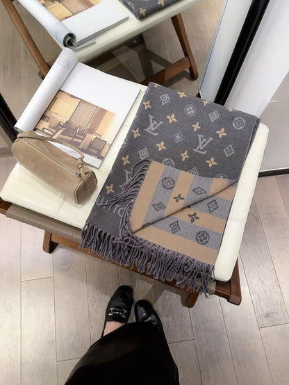 Fashionable Four-Leaf Clover Letter Scarf