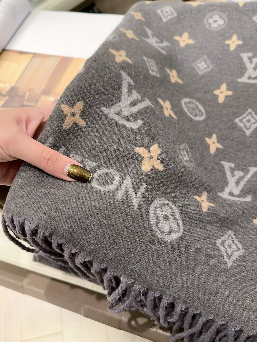 Fashionable Four-Leaf Clover Letter Scarf