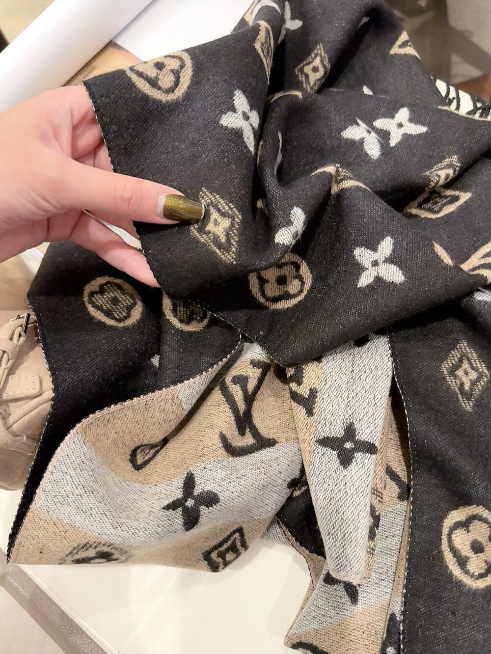 Fashionable Four-Leaf Clover Letter Scarf