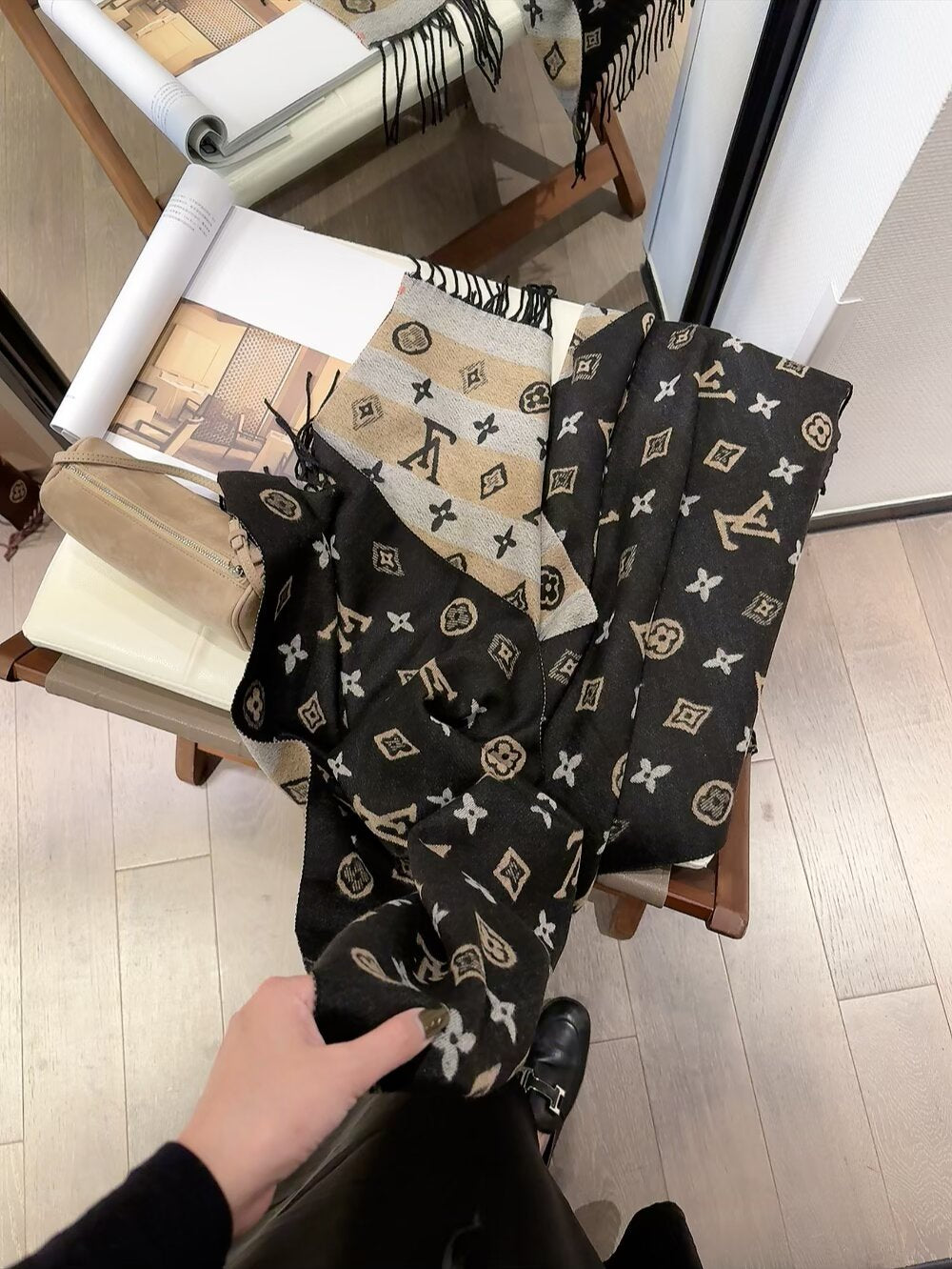 Fashionable Four-Leaf Clover Letter Scarf