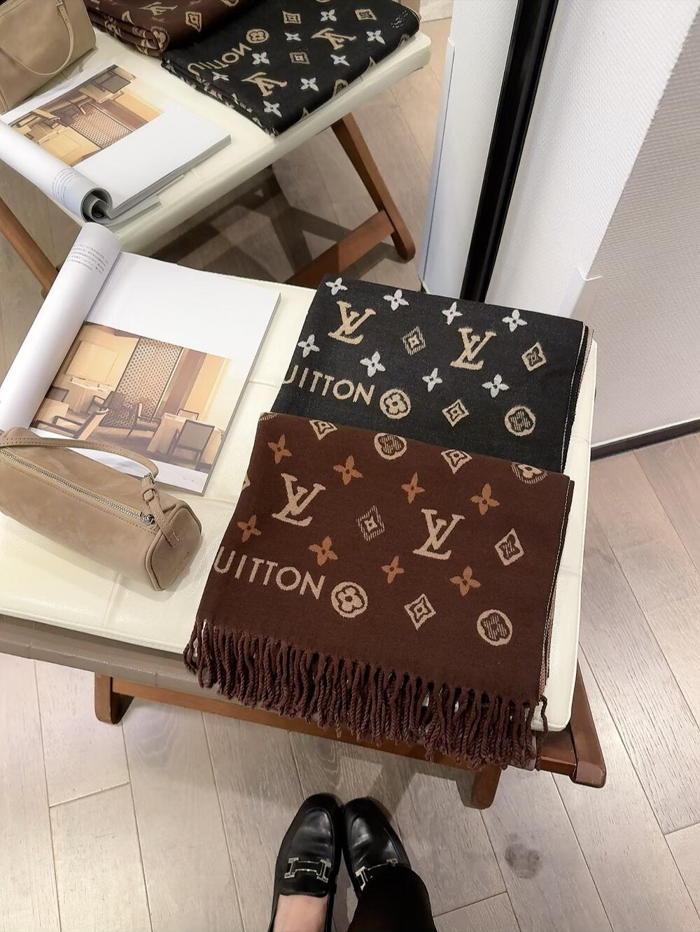 Fashionable Four-Leaf Clover Letter Scarf