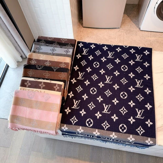 Fashionable Four-Leaf Clover Letter Scarf