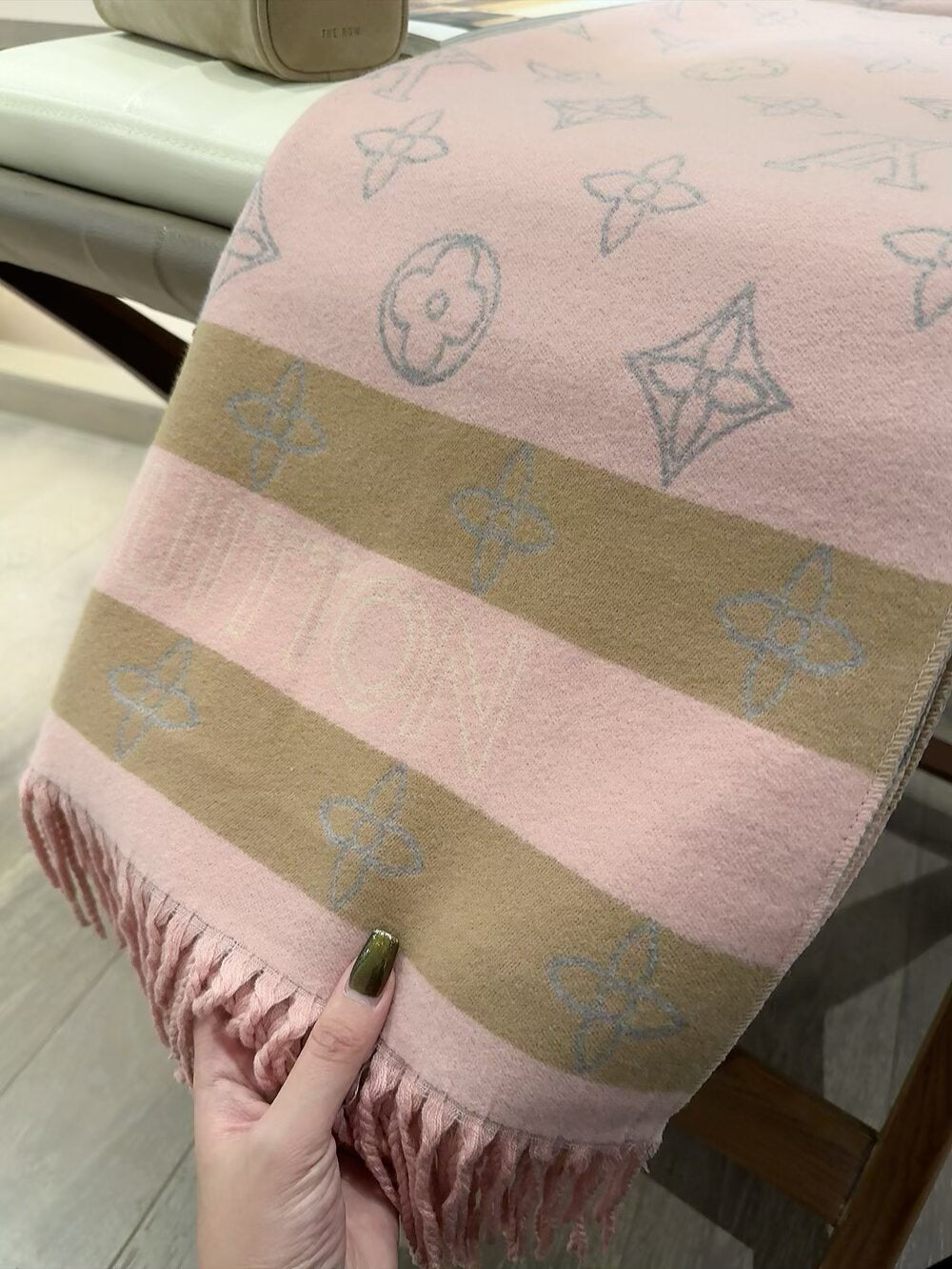 Fashionable Four-Leaf Clover Letter Scarf